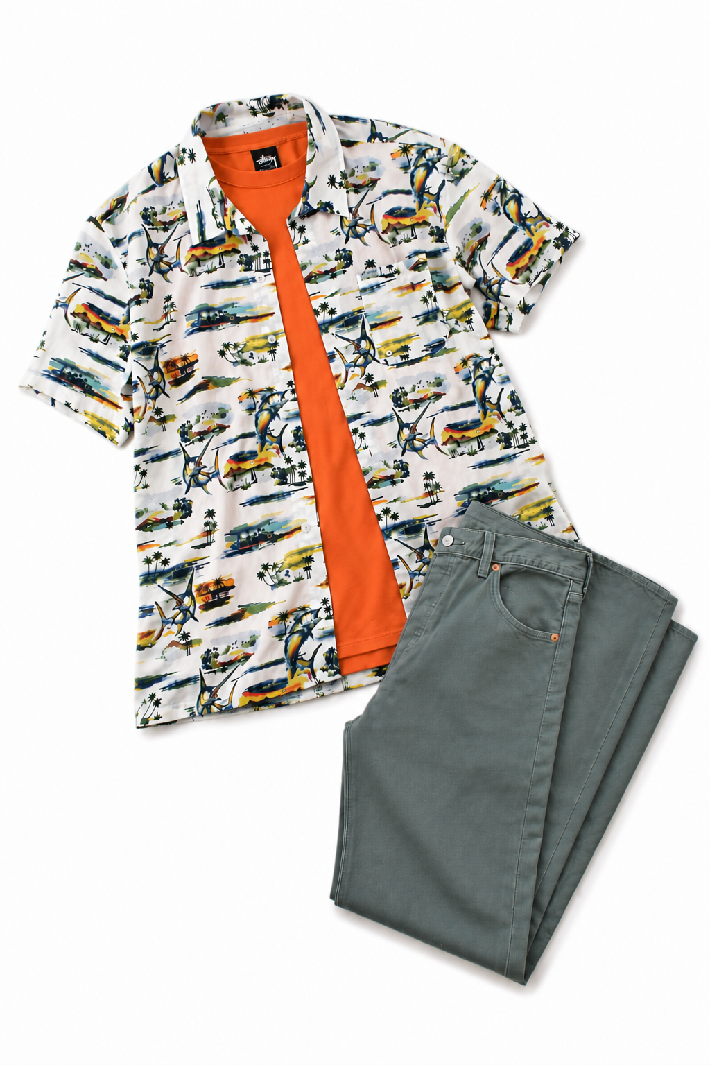 少しくすんだグリーン系の501と鮮やかなオレンジTシャツは相性抜群。
