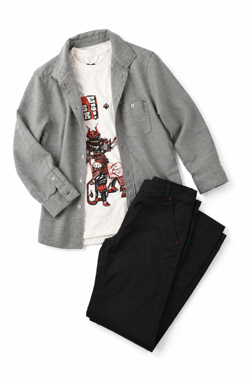グラフィックTシャツにブラックパンツで全体を引き締めたストリートカジュアルスタイル。